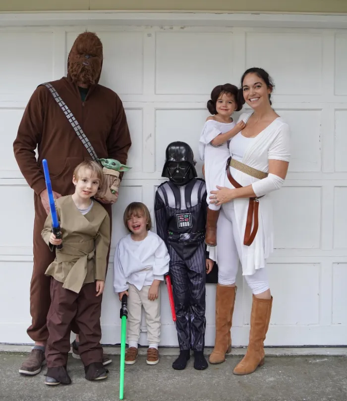 Family Star Wars costumes with Jedi, Princess Leia, Darth Vader and Chewbacca.