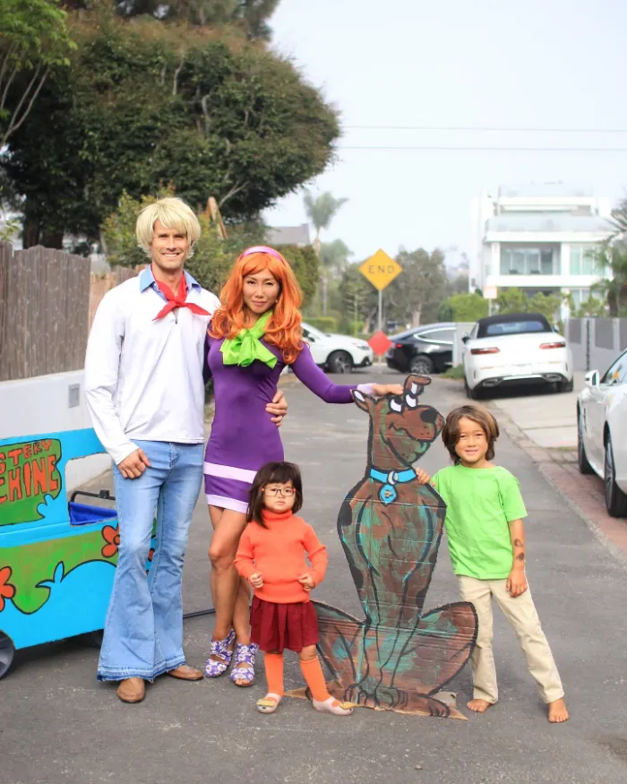 Family dressed as Daphne, Fred, Velma, Shaggy and Scooby-Doo.