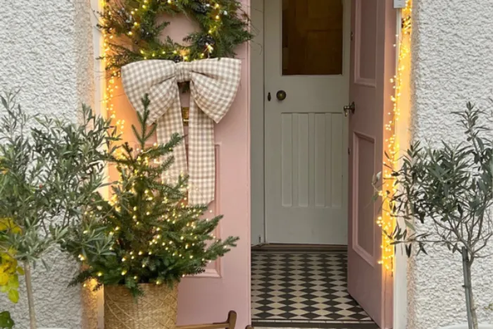 15 Christmas Door Decorations That Make Every Welcome Feel Warm and Joyful